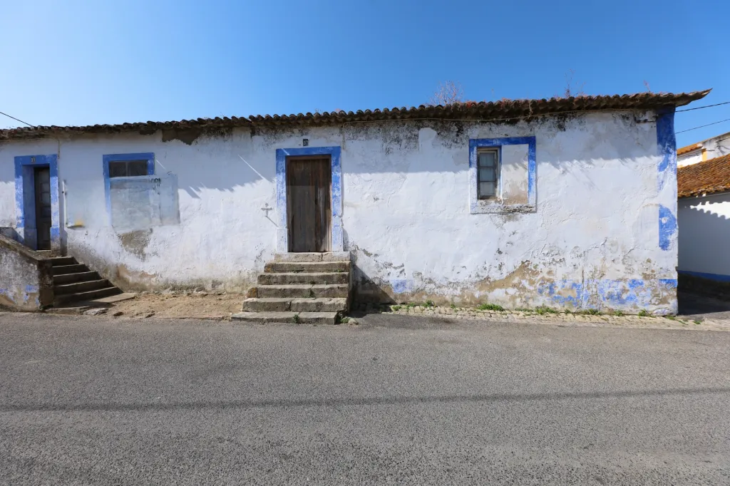 3-bedr. house with patio for renovation