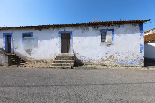 3-bedr. house with patio for renovation