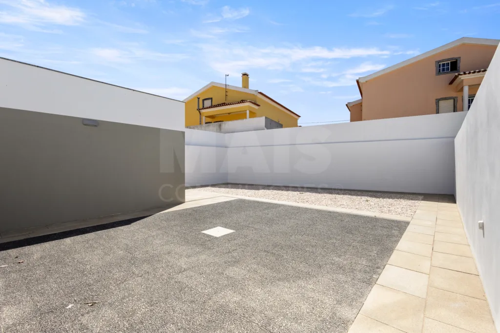 Moradia nova T4 com quintal e garagem