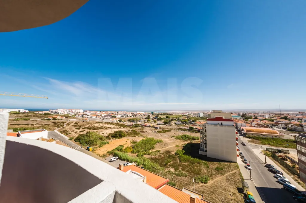 T2 Renovado com Varanda e Vista Mar em Peniche