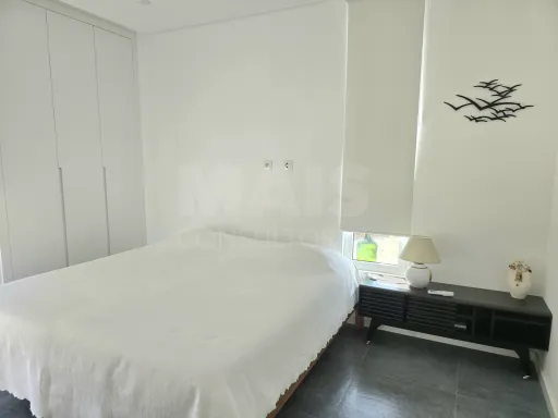 Moradia T4 térrea contemporânea com anexo T2 independente | Lote com 10.400 m² | Alvorninha