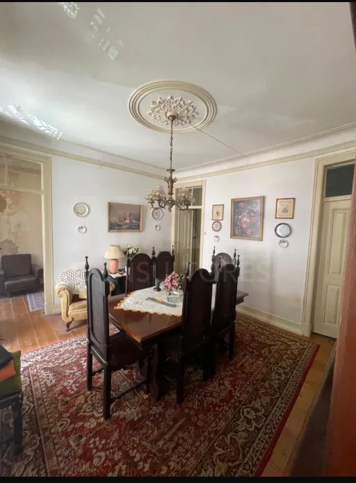 🏡Apartamento T4 para recuperação total em zona com charme histórico no coração de Lisboa!