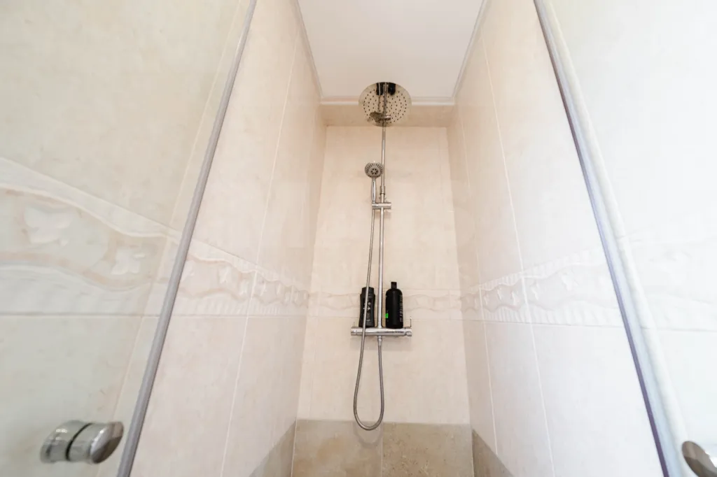 Moradia exclusiva com piscina aquecida, suite, garagem e jardim deslumbrante