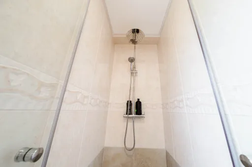 Moradia exclusiva com piscina aquecida, suite, garagem e jardim deslumbrante
