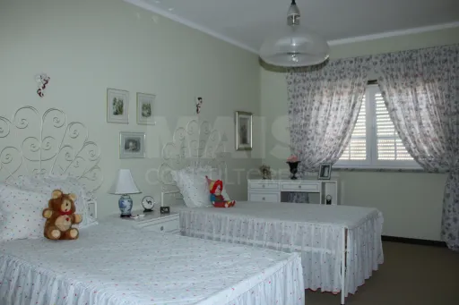Moradia com 3 Apartamentos Independentes | Ideal AL | Perto da Praia da Areia Branca