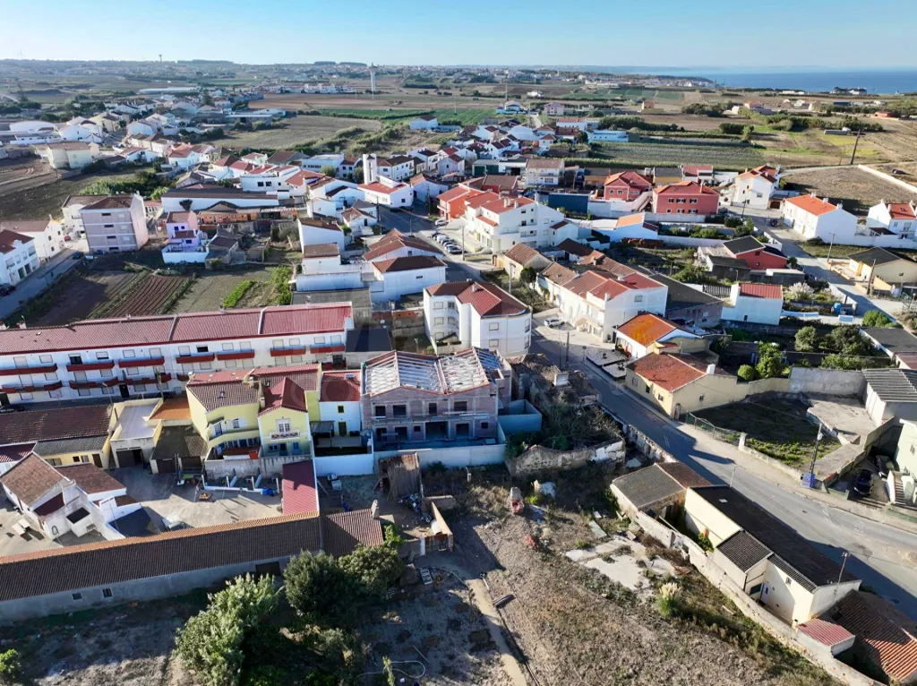 Apartamento T2 com Varanda & Parqueamento Privado, a 1 km da Praia da Consolação | Atouguia da Baleia – Peniche