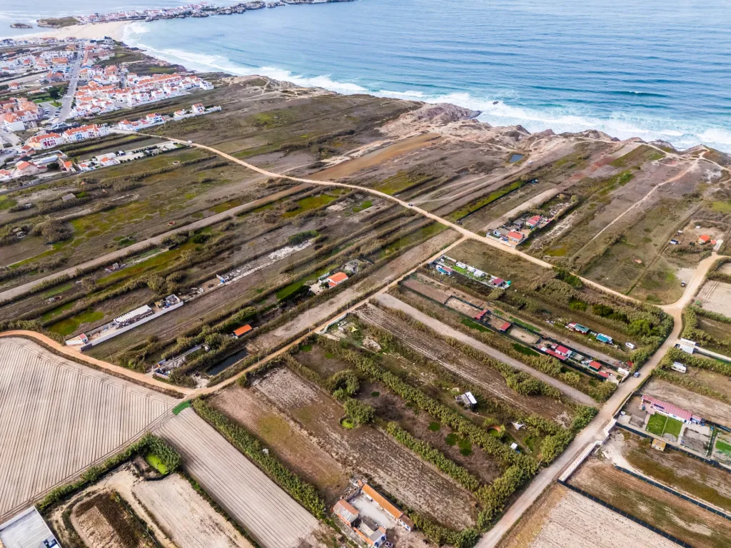 Terreno Rústico em Ferrel, junto à Praia da Almagreira