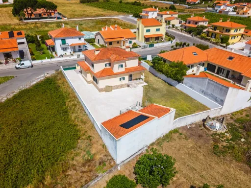 Moradia T4 em Olho Marinho | 260m² | Lote 734m²