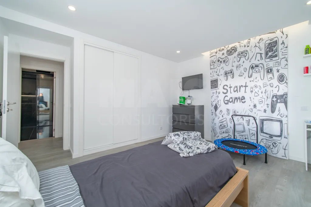 Apartamento T4 Remodelado | 210 m² | Parqueamento e Arrecadação