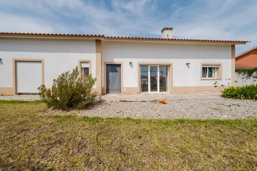 Moradia térrea T3 em lote 1002m2, jardim e garagem