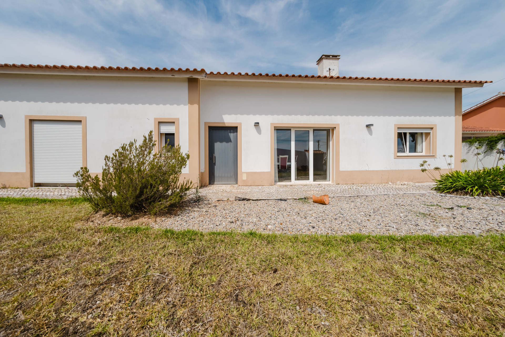 Moradia térrea T3 em lote 1002m2, jardim e garagem