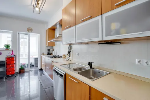 Apartamento T4 Remodelado na Rua Bartolomeu Dias na Portela de Sacavém