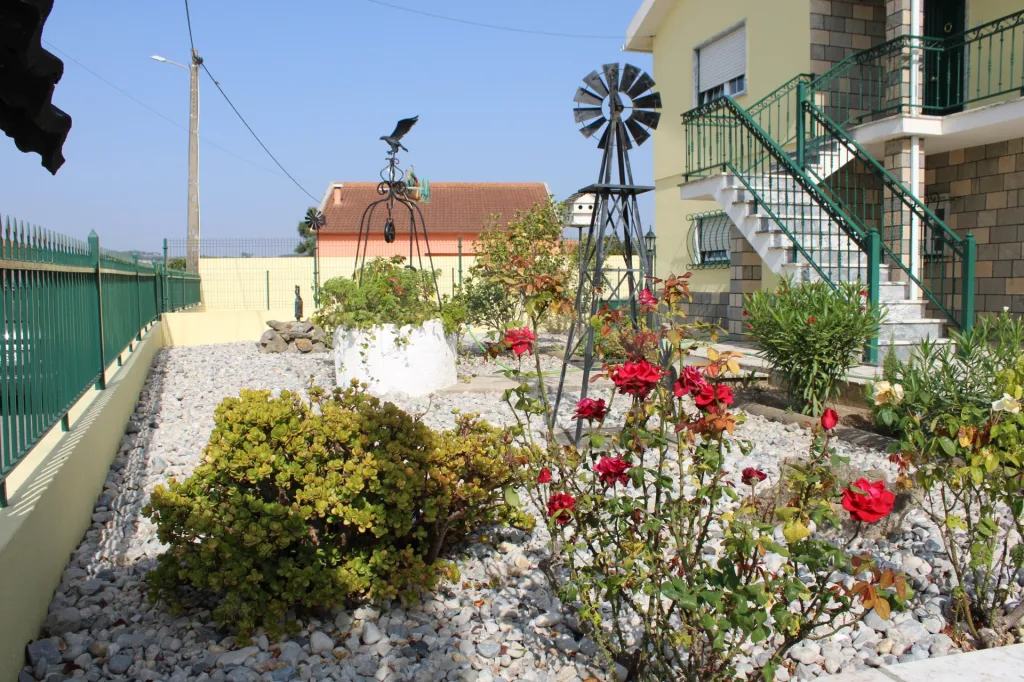 Moradia bifamiliar com três habitações independentes – Seixal, Lourinhã (próxima da Praia da Areia Branca)