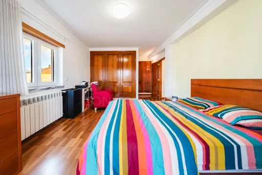 Moradia exclusiva com piscina aquecida, suite, garagem e jardim deslumbrante