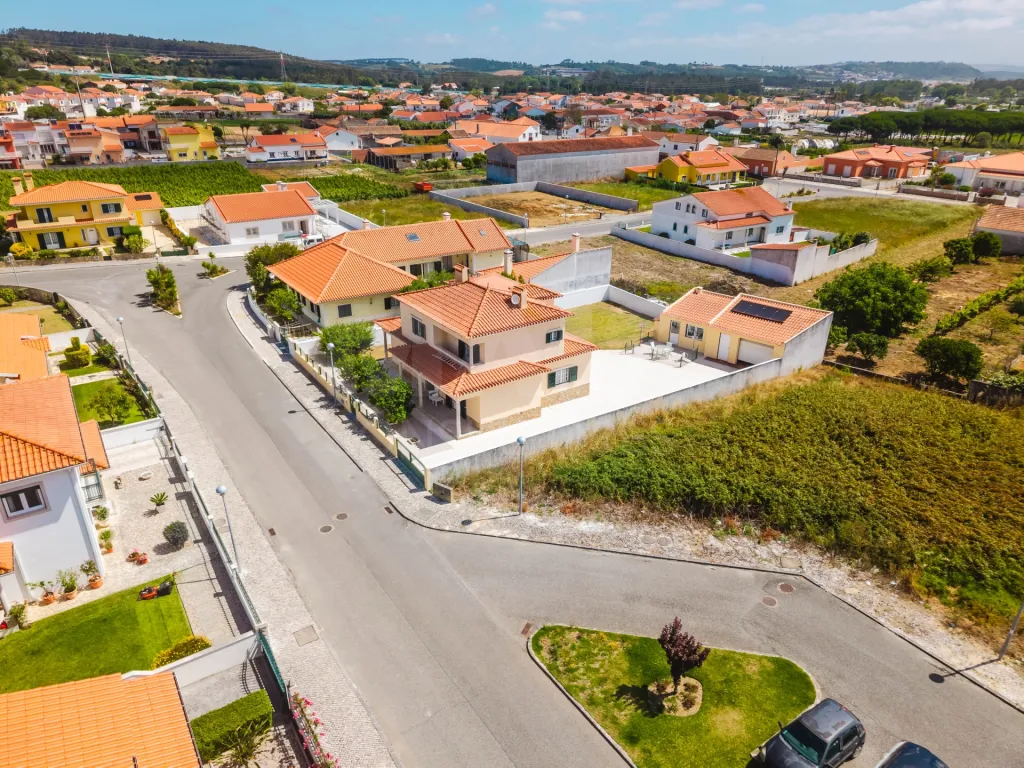 Moradia T4 em Olho Marinho | 260m² | Lote 734m²