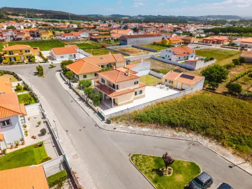 Moradia T4 com Charme em Olho Marinho | 260m² | Lote 734m²