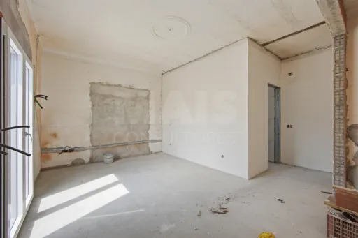 Apartamento T4 com quintal e estacionamento