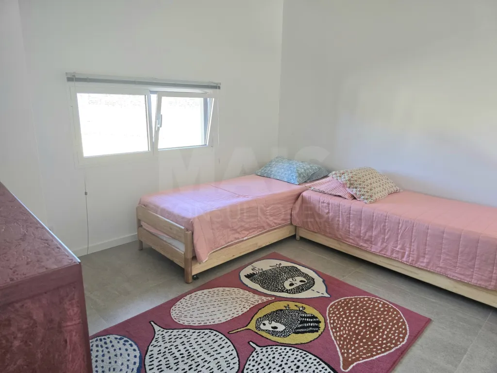 Moradia T4 térrea contemporânea com anexo T2 independente | Lote com 10.400 m² | Alvorninha