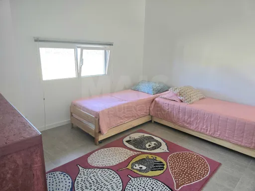 Moradia T4 térrea contemporânea com anexo T2 independente | Lote com 10.400 m² | Alvorninha