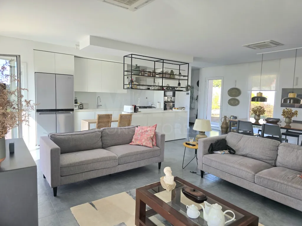 Moradia T4 térrea contemporânea com anexo T2 independente | Lote com 10.400 m² | Alvorninha