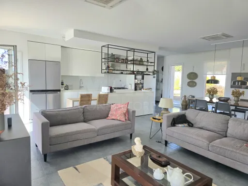 Contemporary 4-bedr. house with independent 2-bedr. annex | 10.400 m² plot | Alvorninha