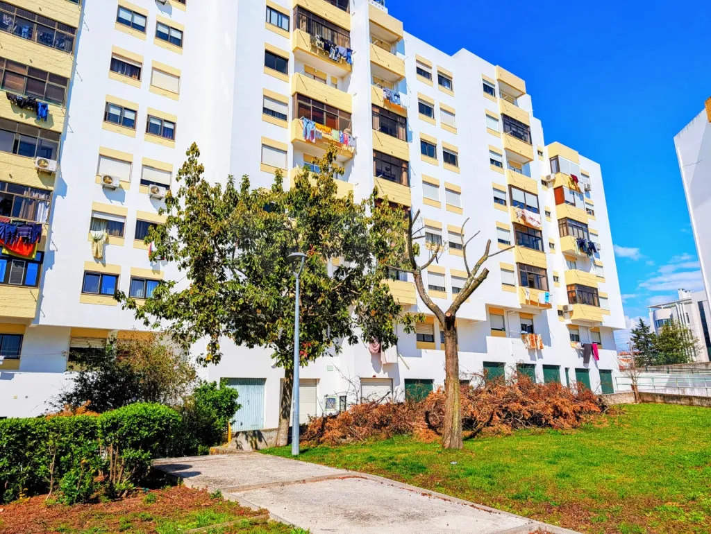 Apartamento T2 com 2 varandas fechadas e Prédio com Elevador – Varzinha, Setúbal