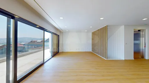 Moradia T5 em Loures, com arquitetura moderna, acabamentos de luxo, com 4 pisos com elevador, piscina aquecida e vista panorâmica.