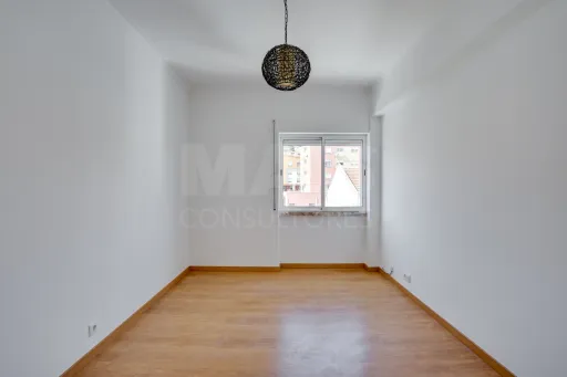 T2 Remodelado na Ramada | 3 Frentes | Excelente Luz Natural