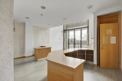 Loja com 2 Pisos no Centro de Peniche — Uma Oportunidade Imperdível!