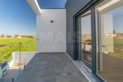 Moradia T3 contemporânea com piscina privada no Porto Alto