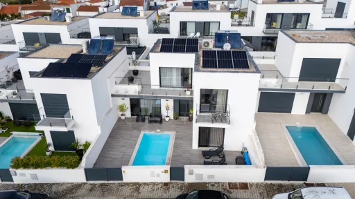 Moradia semi-nova T3 com piscina e vista mar