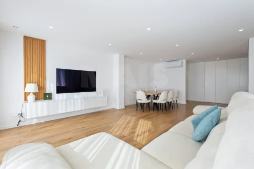 Apartamento T3 semi-novo vista mar com garagem