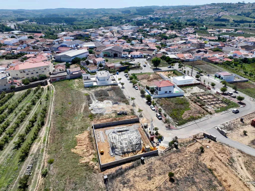 Moradia T3 Geminada c/ 1 Suite, Jardim, Parqueamento e Piscina! (LT2)