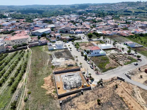 Moradia T3 Geminada c/ 1 Suite, Jardim, Parqueamento e Piscina! (LT2)