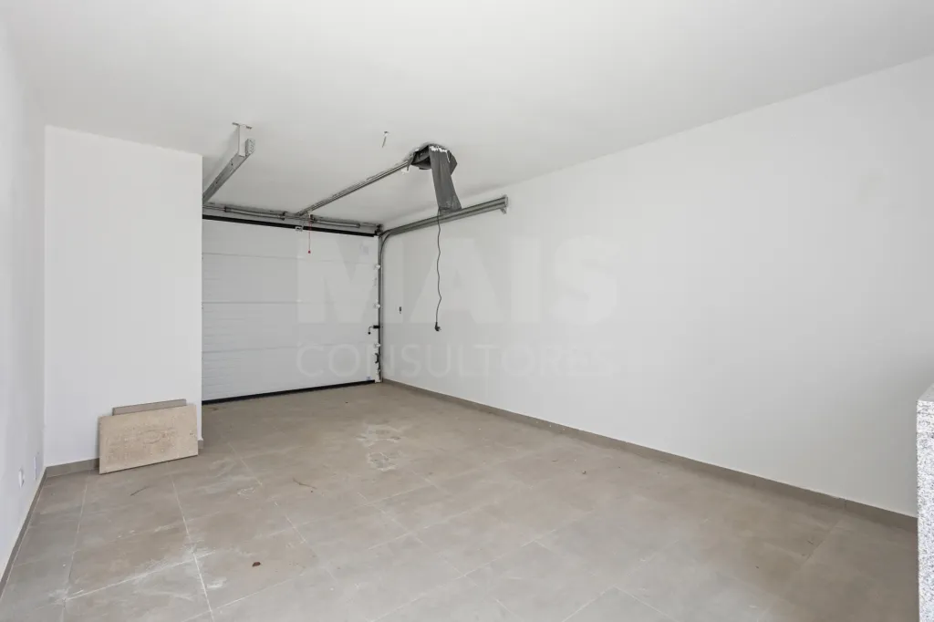 Moradia nova T4 com quintal e garagem