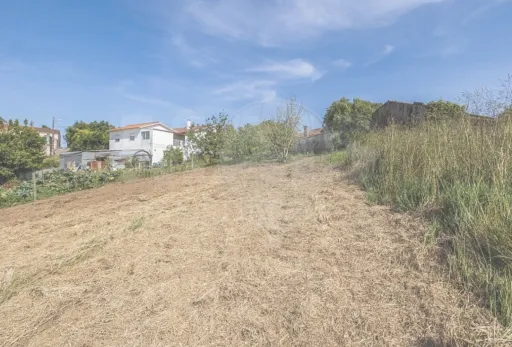 Oportunidade Única | Moradia com Terreno, Vista Aberta e Potencial de Valorização