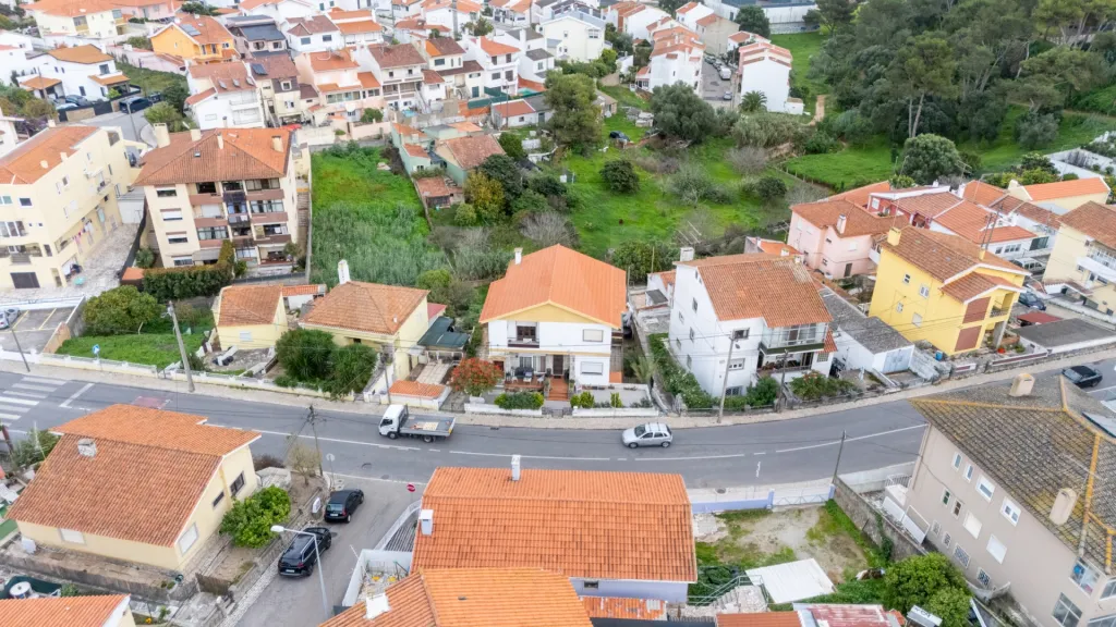 Prédio Multifamiliar em Alcabideche: Excelente Oportunidade de Investimento Próximo às Praias de Cascais