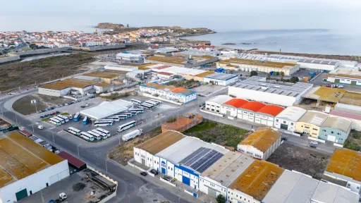 Terreno Urbano 800 m² com Infraestruturas — Zona Industrial de Peniche