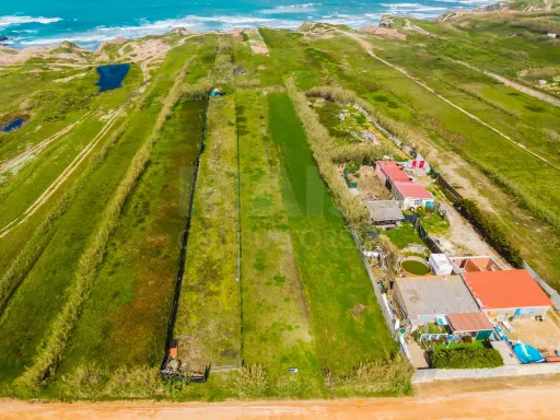 Terreno rústico com 2.760 m², localizado em zona privilegiada à beira-mar no Baleal.