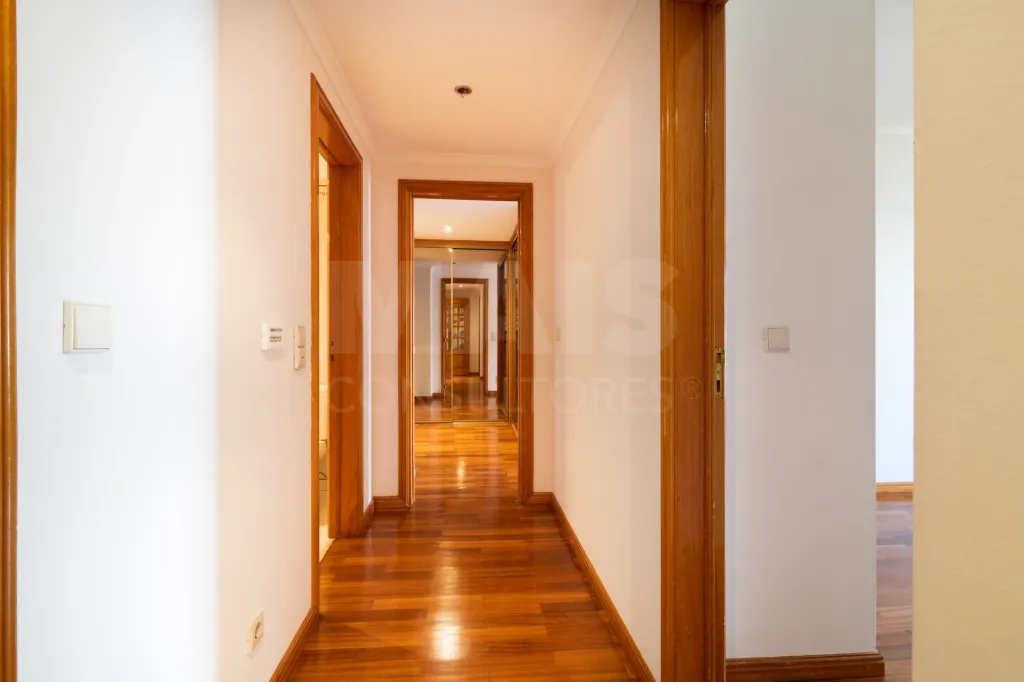 3-Bedroom Apartment in Linda-a-Velha