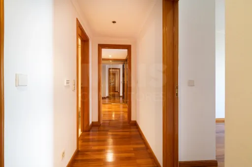 3-Bedroom Apartment in Linda-a-Velha