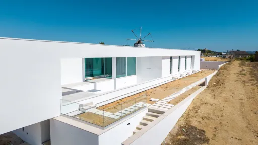 4-bedr. house on 2-hectare plot in Carvalhal