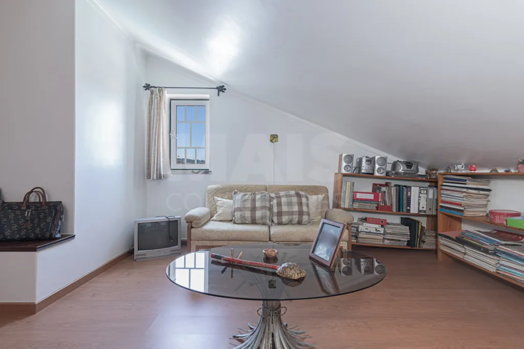 🏡✨ Moradia T4 em Alenquer com Piscina e Espaço de Convívio ao Ar Livre!