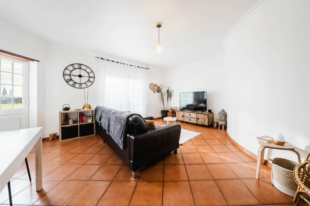 Apartamento T3 com Aquecimento Central, Garagem, Varandas e Arrecadações – Ferrel / Baleal