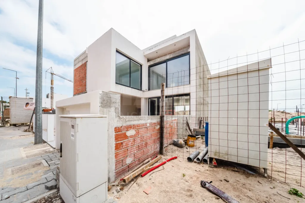 Modern New 3 Bedroom Villa with Pool in Ferrel
