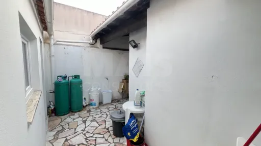 Imóvel com duas fracções: Comércio e Habitação!