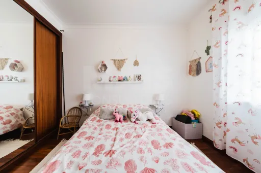 Apartamento T3 com Aquecimento Central, Garagem, Varandas e Arrecadações – Ferrel / Baleal