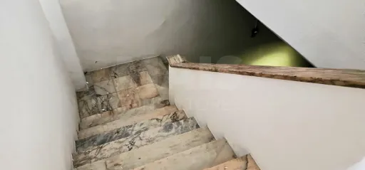 Loja com dois pisos, Póvoa de Santa Iria e Forte da Casa