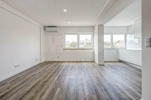 Apartamento T3 totalmente remodelado na Póvoa de Santa Iria com parqueamento