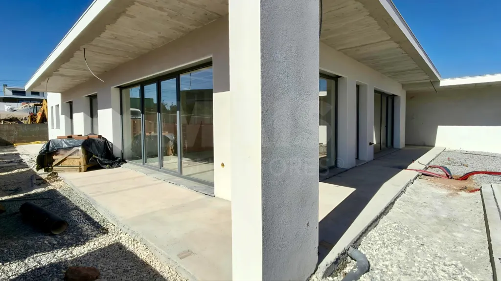 Moradia Térrea T4 com Suite Master, Piscina de Água Salgada, Garagem e Acabamentos Premium !